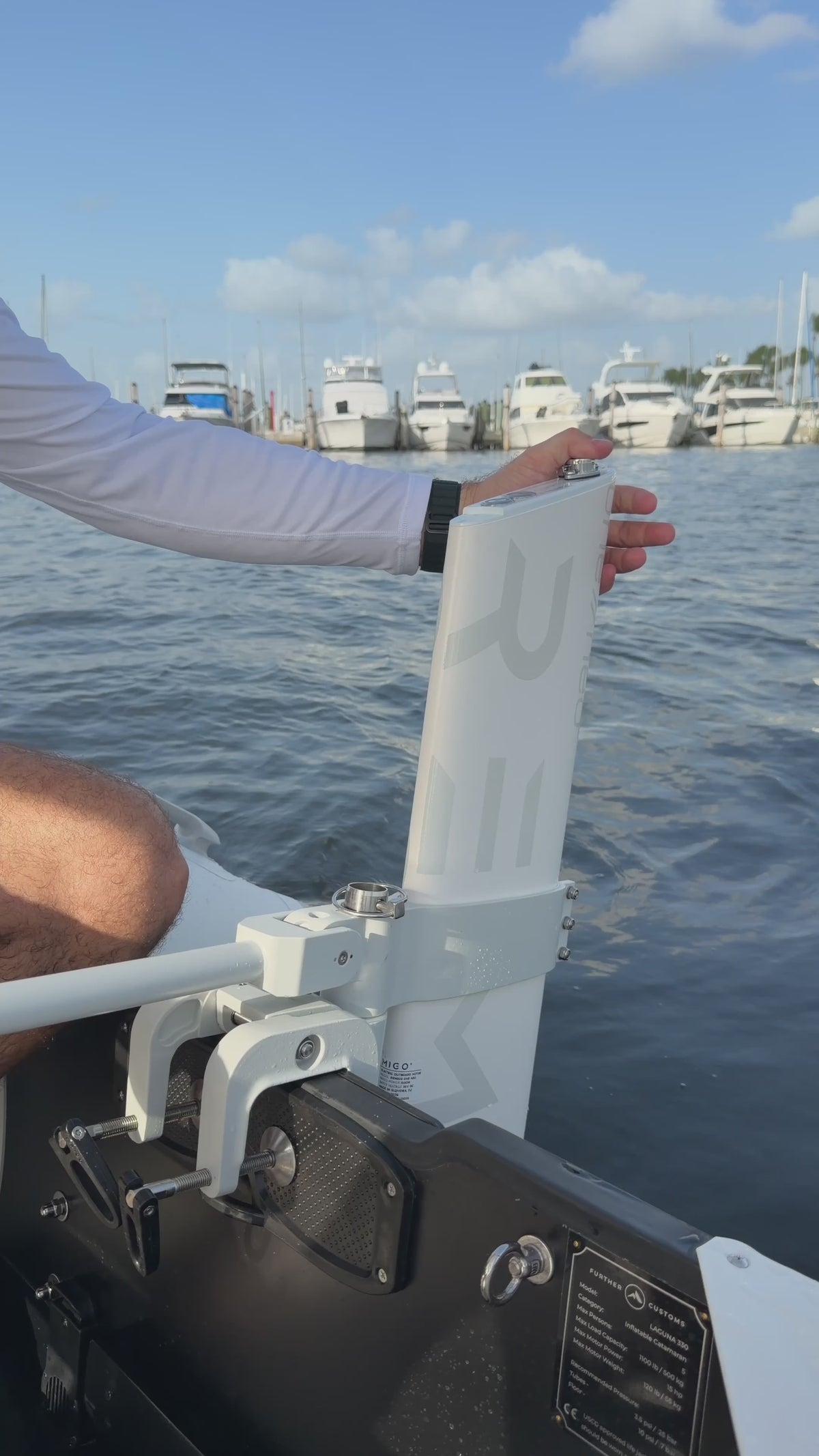 Remigo One Neo electric outboard video showing quick release bracket to remove engine from transom of inflatable boat